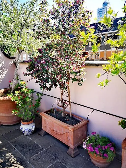 Centrale-Luxury Apartment With Garden Terrace Milan
